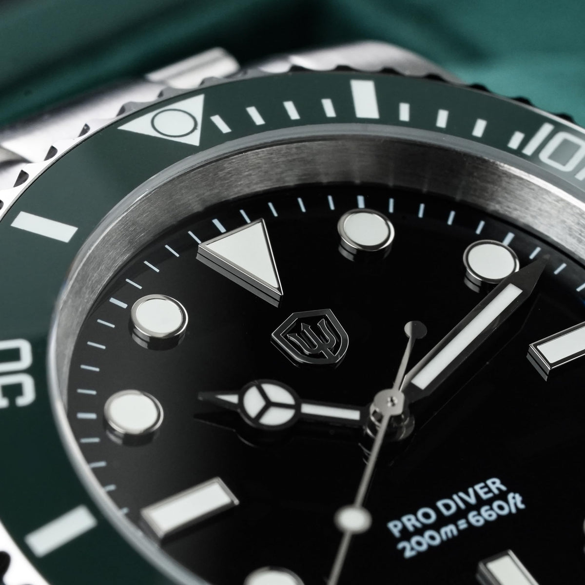 40mm Sapphire Crystal 200m Waterproof Quartz Diver Watch S8120